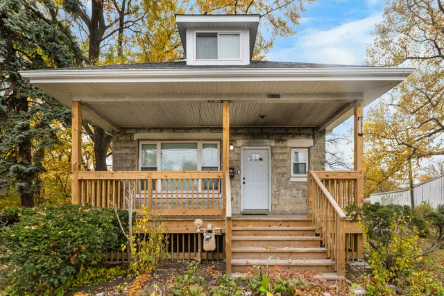 a view of entryway with a front door