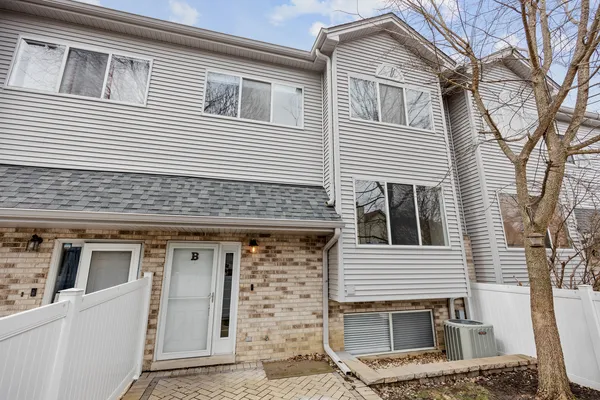 $2,295 | 332 Park Ridge Lane, Unit 5B, Aurora, IL 60504
