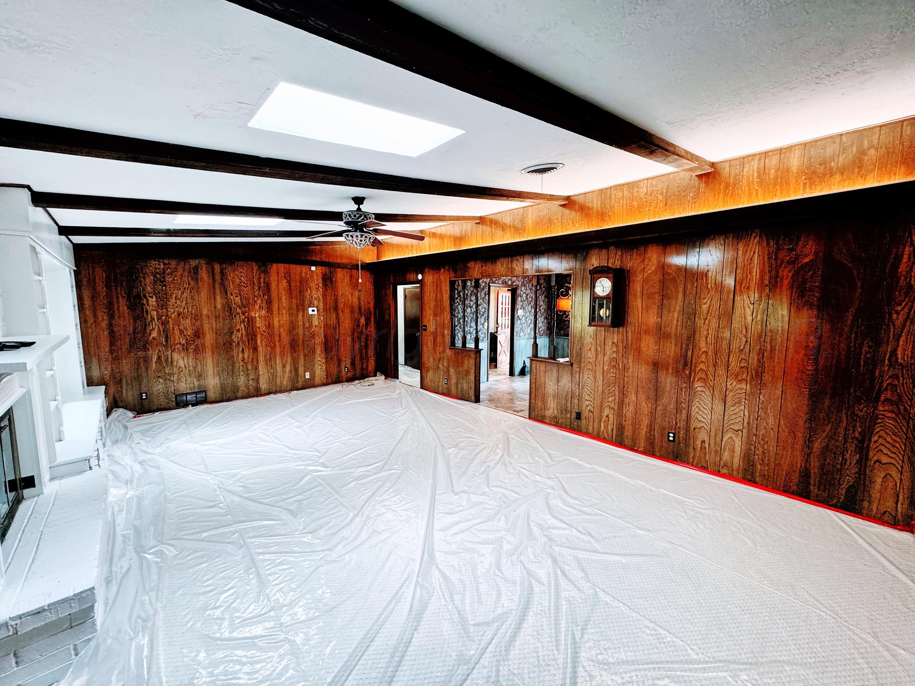 901 Michigan Street Perryton, TX 79070 - Photo 12 of 19 901 Michigan living room