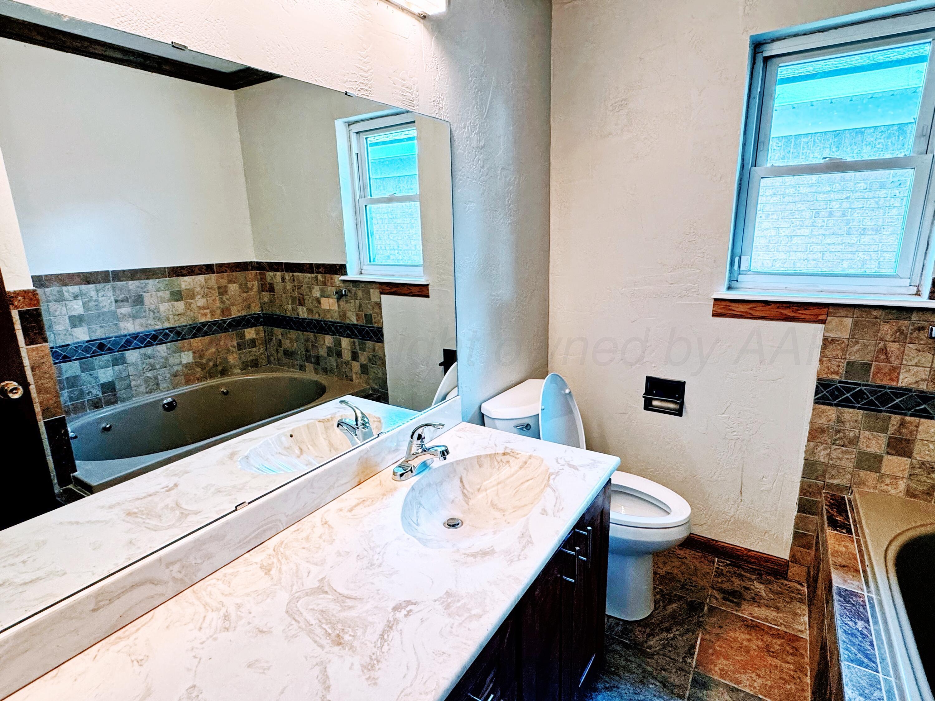901 Michigan Street Perryton, TX 79070 - Photo 14 of 19 901 Michigan bathroom