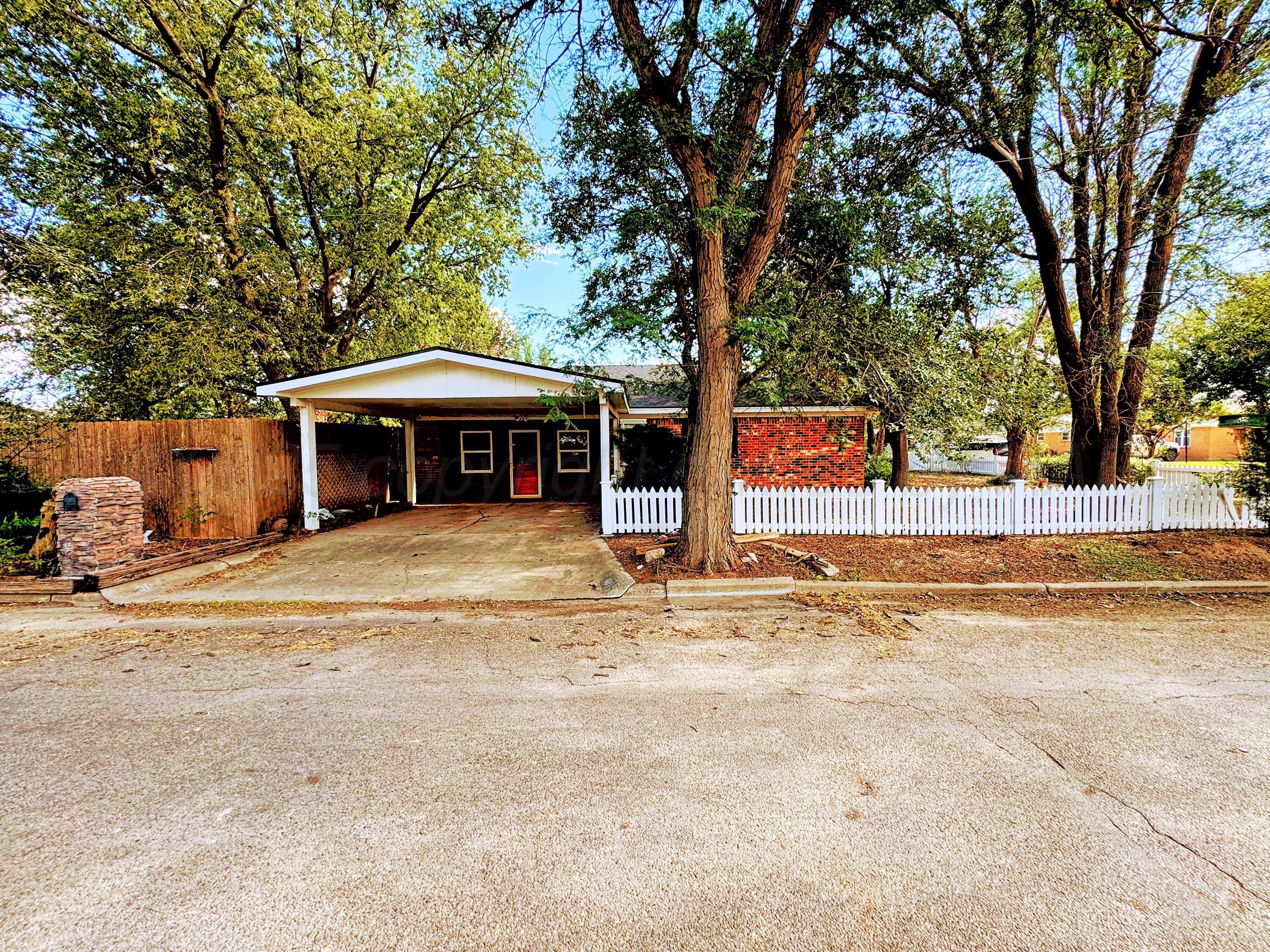 901 Michigan Street Perryton, TX 79070 - Photo 19 of 19 901 Michigan carport