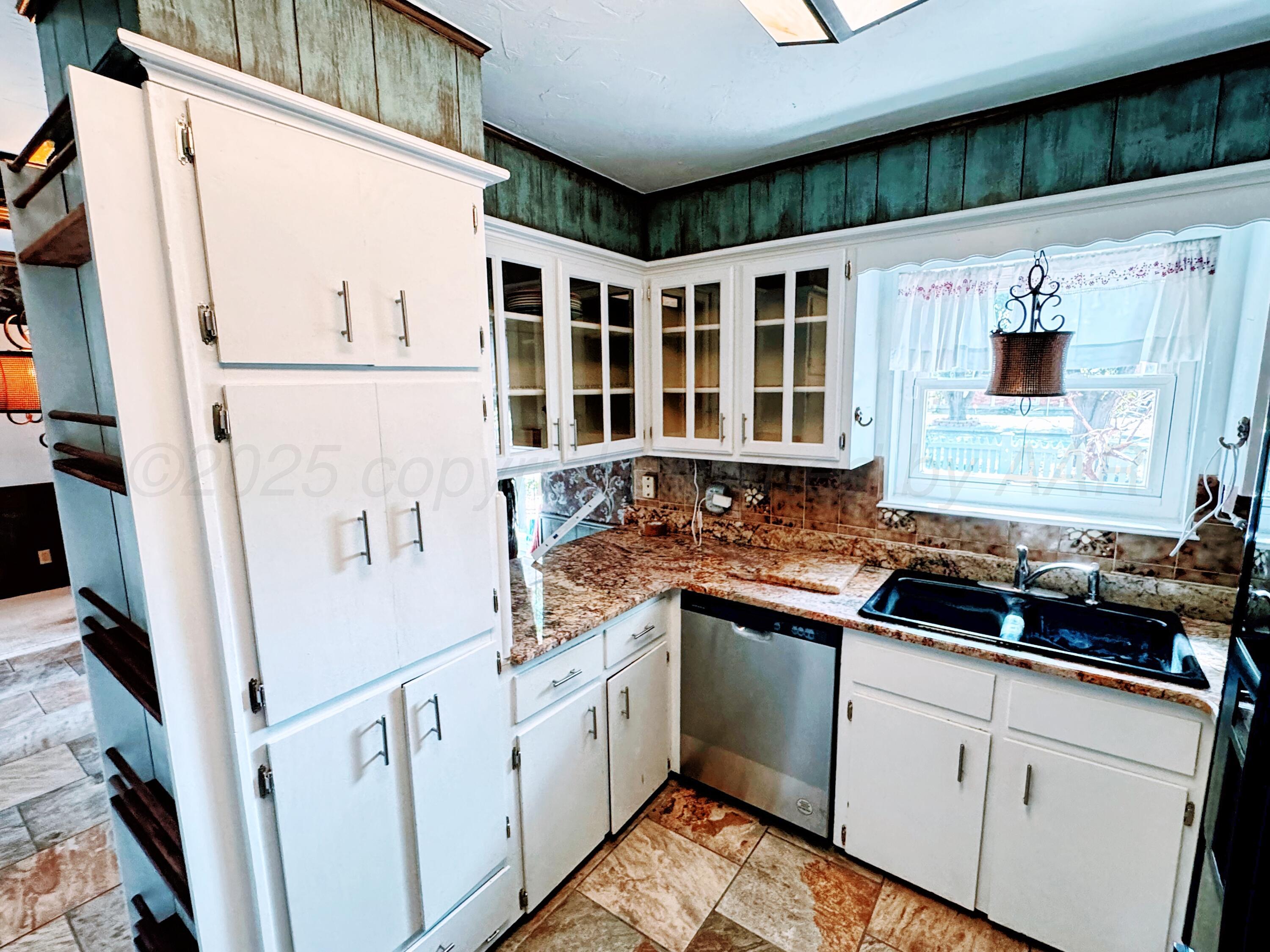 901 Michigan Street Perryton, TX 79070 - Photo 5 of 19 901 Michigan kitchen