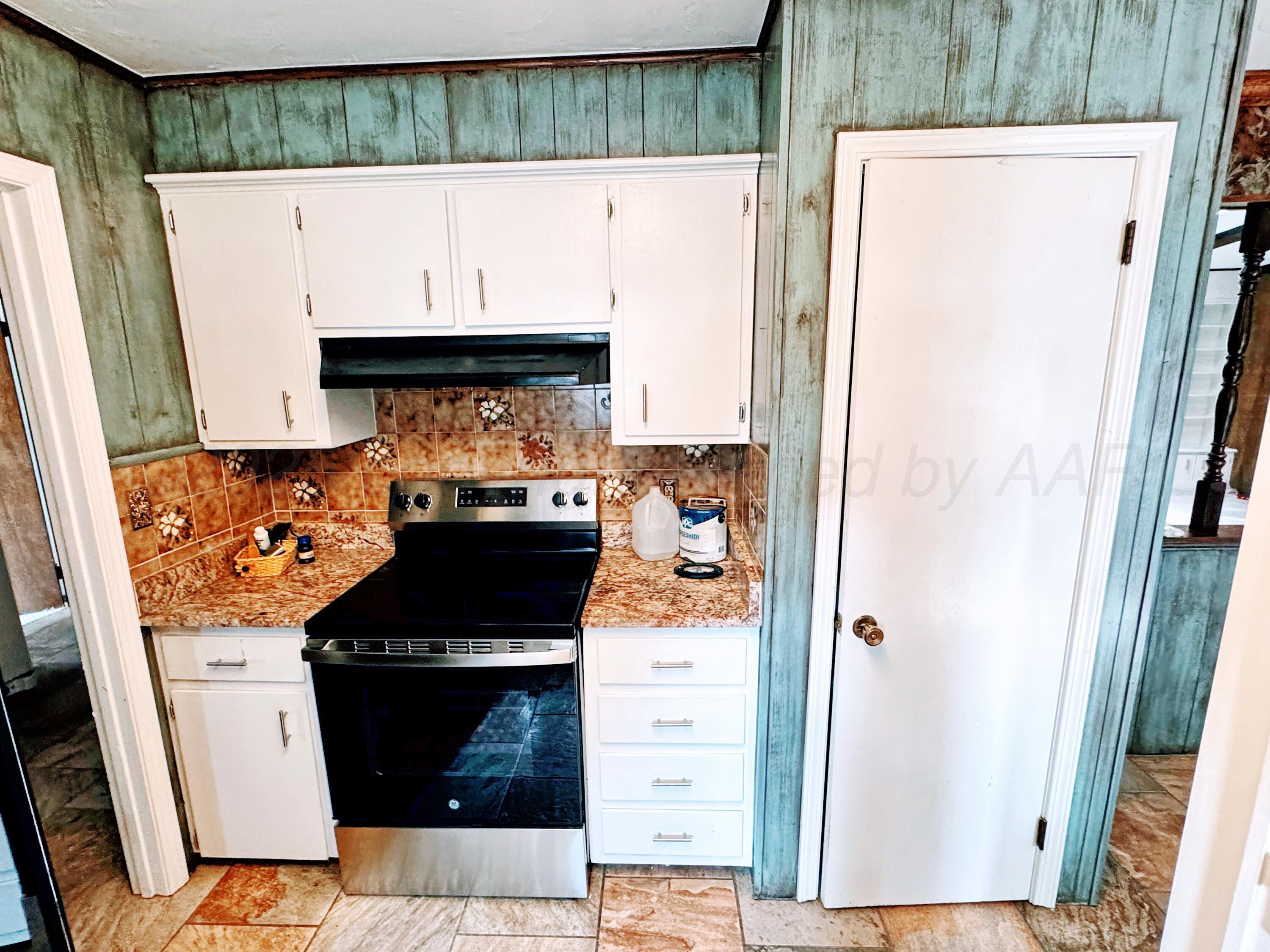 901 Michigan Street Perryton, TX 79070 - Photo 6 of 19 901 Michigan kitchen 3