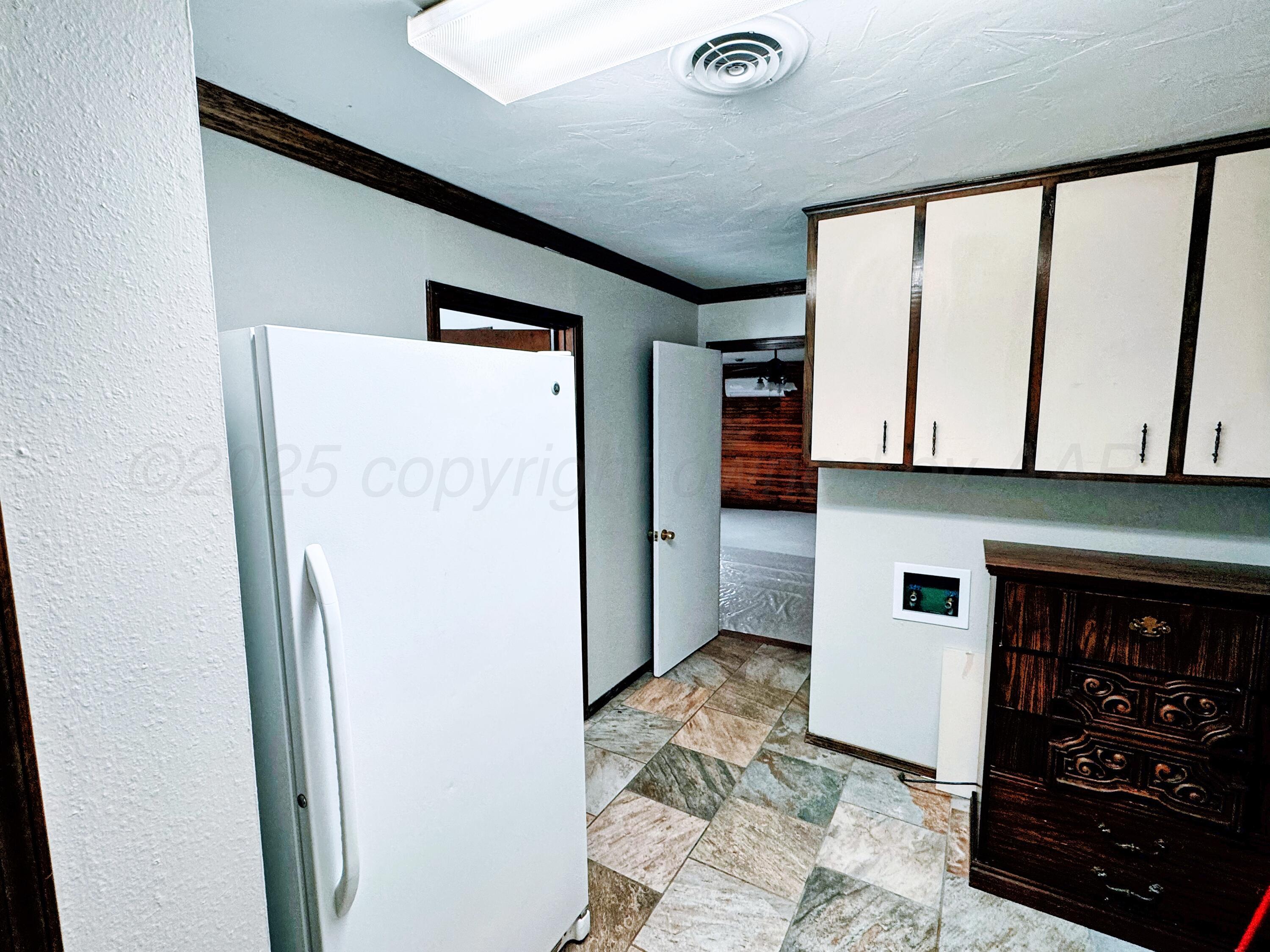 901 Michigan Street Perryton, TX 79070 - Photo 7 of 19 901 Michigan laundry room