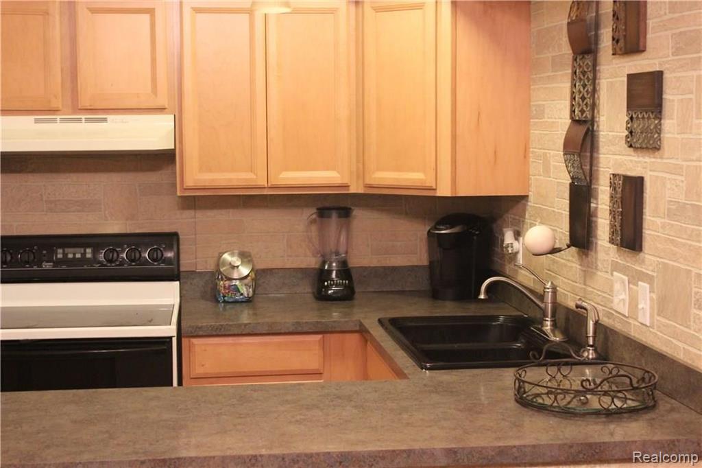 31365 Rayburn Livonia, MI 48154 - Photo 5 of 13 Gallery Image 5