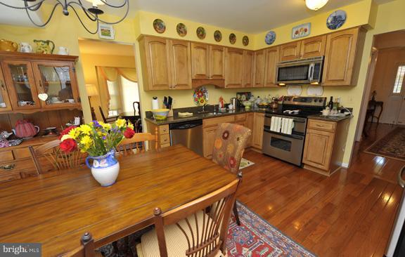 8987 Shadowlake Way Springfield, VA 22153 - Photo 7 of 27 Kitchen