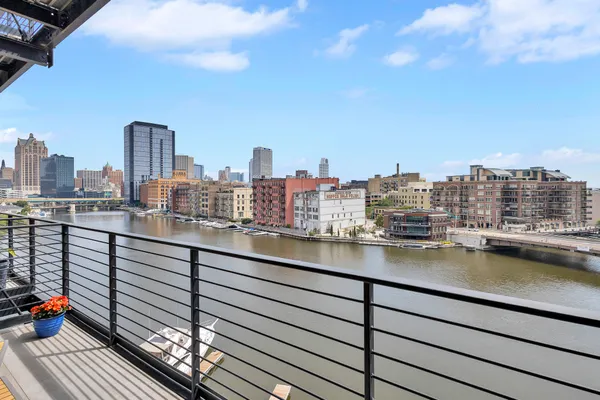 $759,900 | 106 West Seeboth Street, Unit 612, Milwaukee, WI 53204