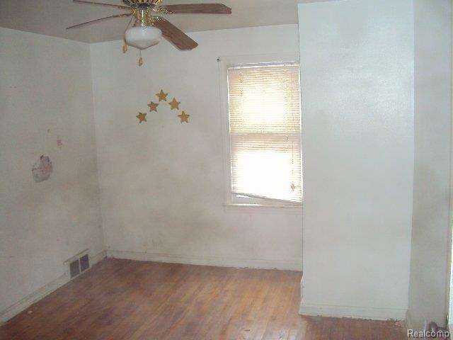 19475 Manor Detroit, MI 48221 - Photo 4 of 14 Bdrm 1.JPG