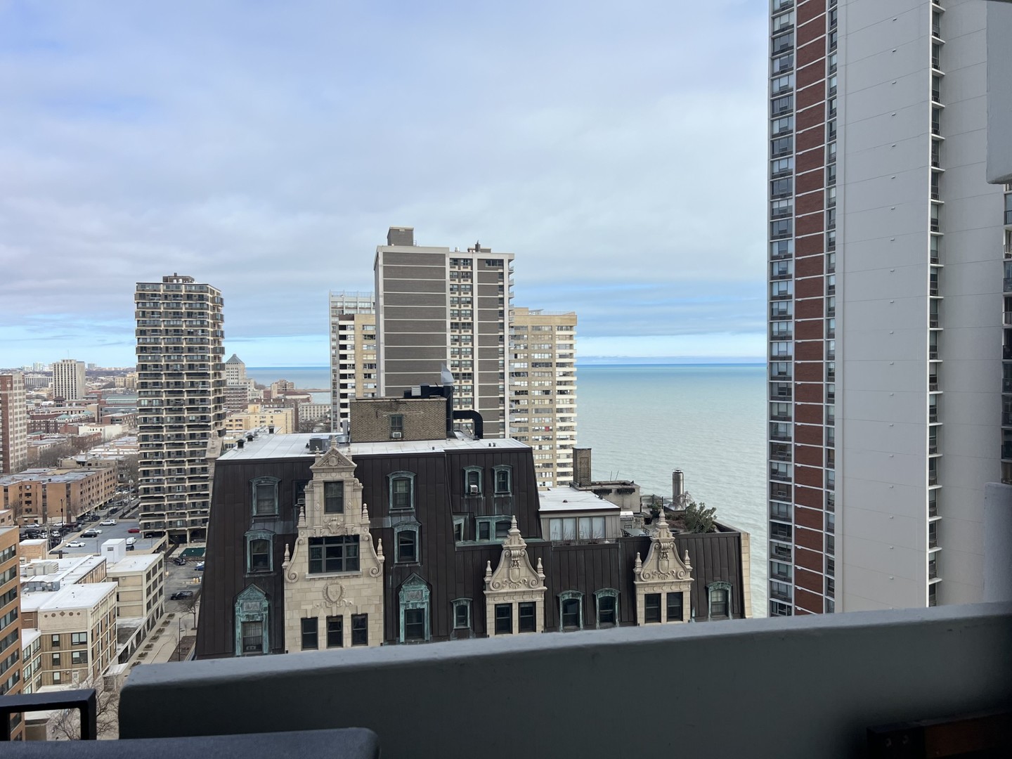 6033 North Sheridan Road, Unit 20K Chicago, IL 60660 - Photo 11 of 25 a view of balcony with city view