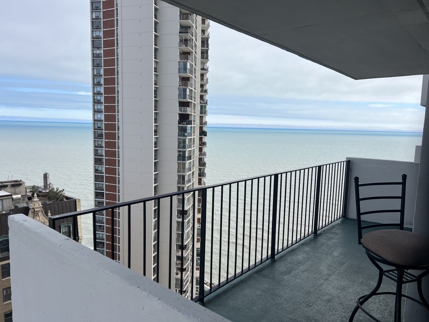 6033 North Sheridan Road, Unit 20K Chicago, IL 60660 - Photo 12 of 25 a view of balcony with a potted plant
