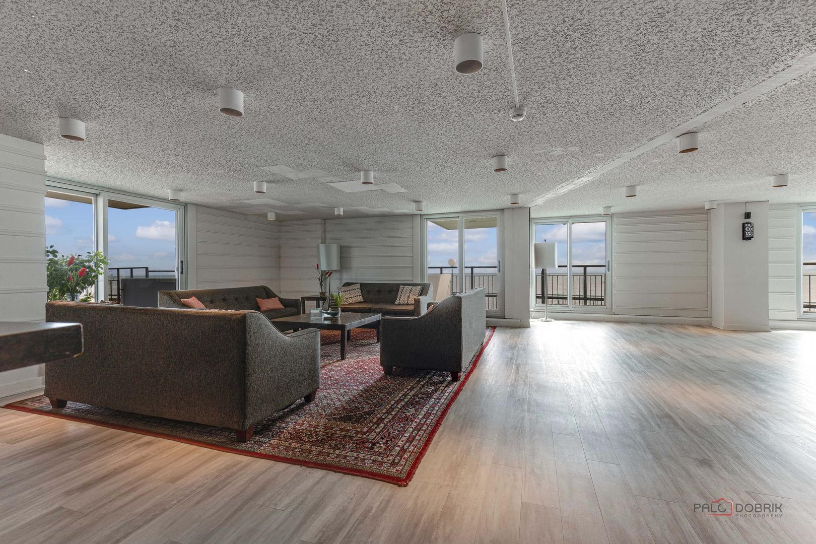 6033 North Sheridan Road, Unit 20K Chicago, IL 60660 - Photo 15 of 25 a living room with furniture and a wooden floor