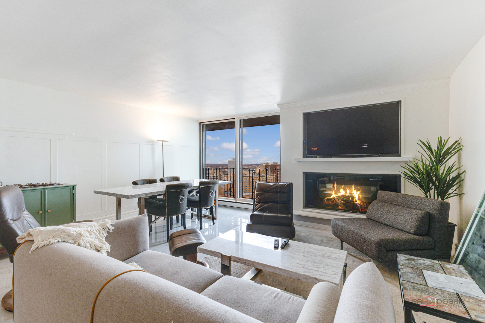 6033 North Sheridan Road, Unit 20K Chicago, IL 60660 - Photo 6 of 25 a living room with furniture and a flat screen tv