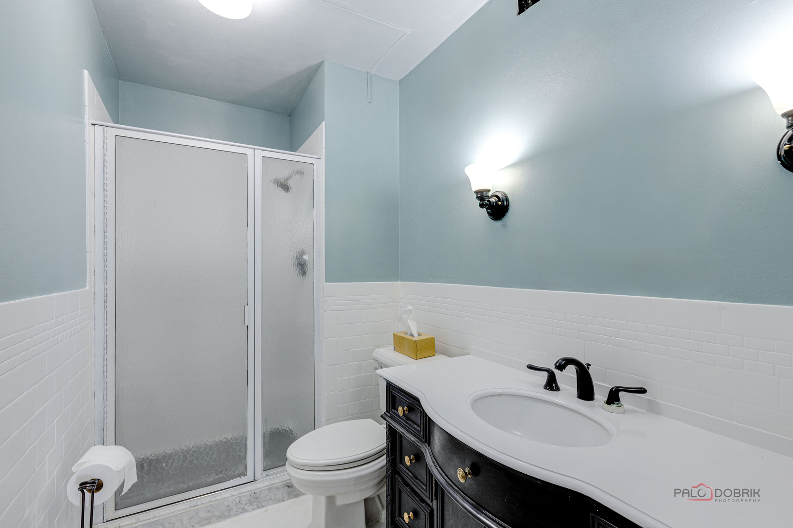 6033 North Sheridan Road, Unit 20K Chicago, IL 60660 - Photo 9 of 25 a bathroom with a sink toilet and shower