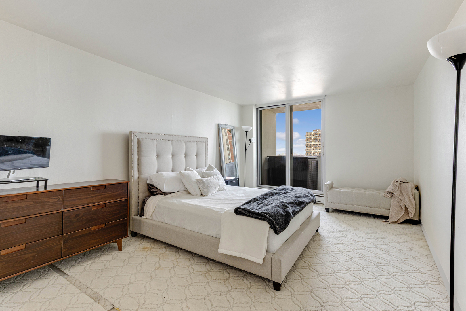 6033 North Sheridan Road, Unit 20K Chicago, IL 60660 - Photo 10 of 25 a bedroom with a bed and a dresser
