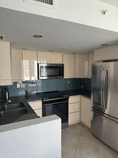 1621 Bay Road, Unit 708 Miami Beach, FL 33139 - Photo 5 of 13 Gallery Image 5