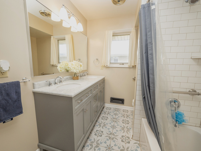 712 Homestead Place Joliet, IL 60435 - Photo 11 of 26 a bathroom with a sink and a mirror