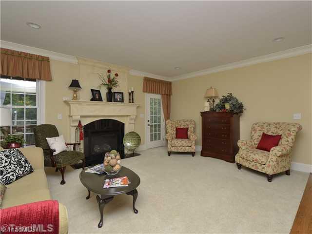 9285 Center Grove Church Road Clemmons, NC 27012 - Photo 4 of 16 Living Room.