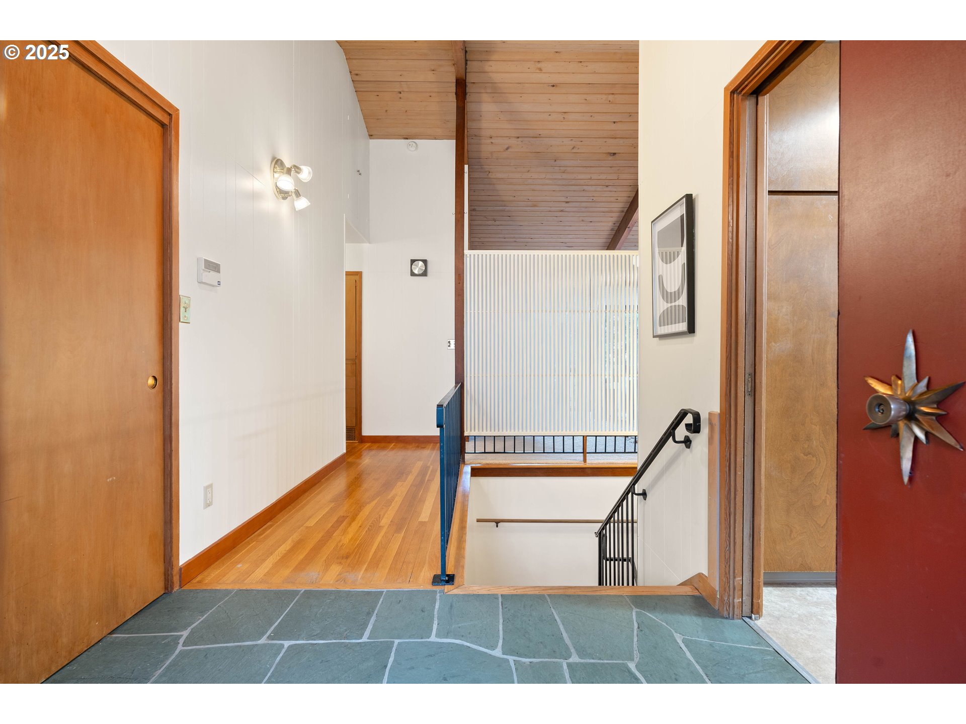 4035 Southwest Altadena Avenue Portland, OR 97239 - Photo 5 of 48 Entrance/Foyer