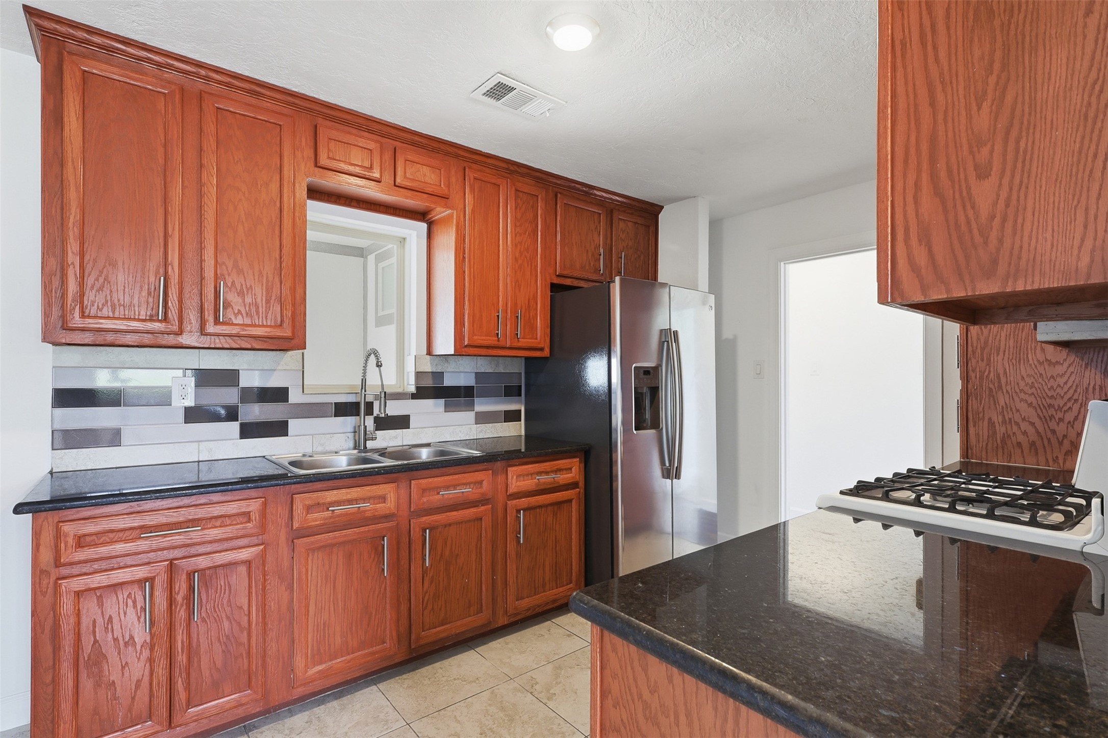 407 Meters Street Houston, TX 77020 - Photo 8 of 22 Kitchen