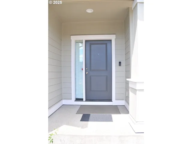 a view of an entryway of a house