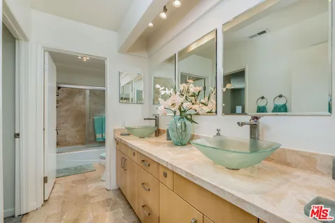 $6,995 | 2041 Roscomare Road, Los Angeles, CA 90077