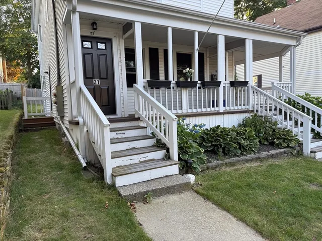 a view of a house with backyard and porch