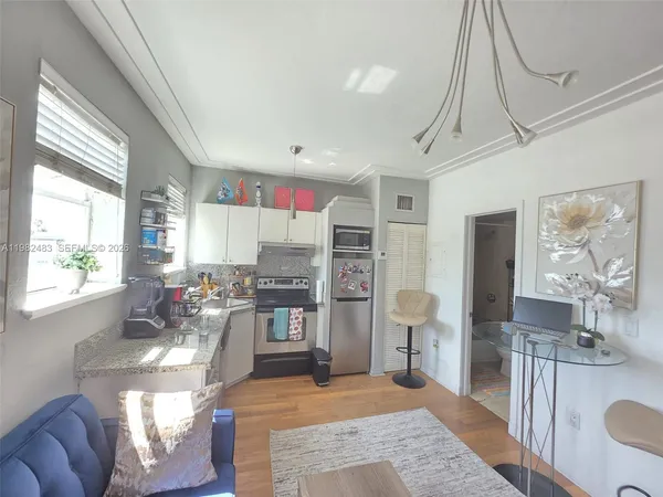 $1,900 | 1027 Pennsylvania Avenue, Unit 304, Miami Beach, FL 33139