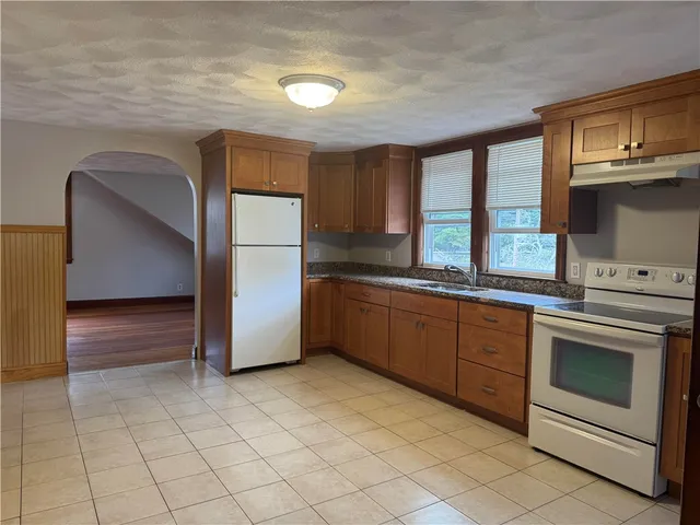 $1,900 | 83 Farnum Pike, Smithfield, RI 02917