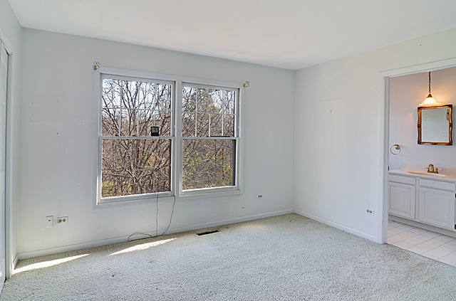 851 South County Line Road Hinsdale, IL 60521 - Photo 16 of 25 an empty room with windows