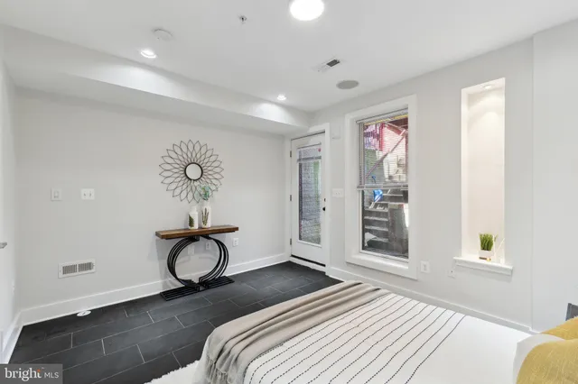 $4,000 | 652 L Street Northeast, Unit 1, Washington, DC 20002