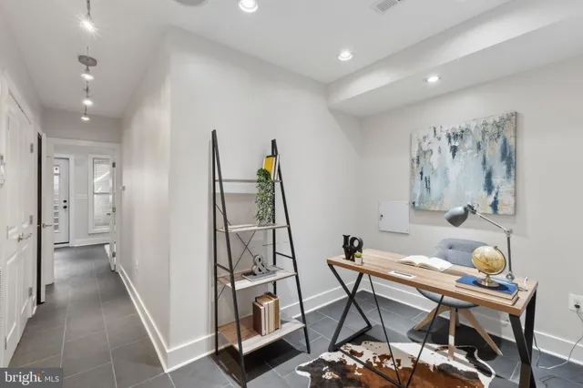$4,000 | 652 L Street Northeast, Unit 1, Washington, DC 20002
