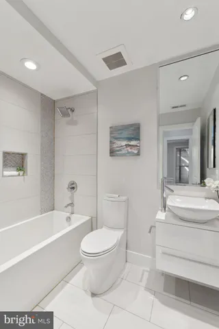 $4,000 | 652 L Street Northeast, Unit 1, Washington, DC 20002