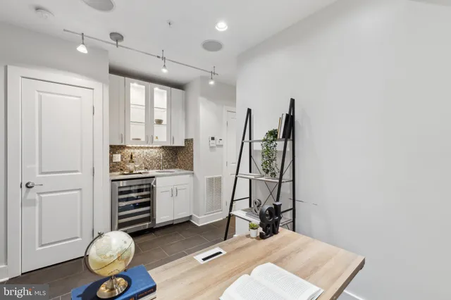 $4,000 | 652 L Street Northeast, Unit 1, Washington, DC 20002