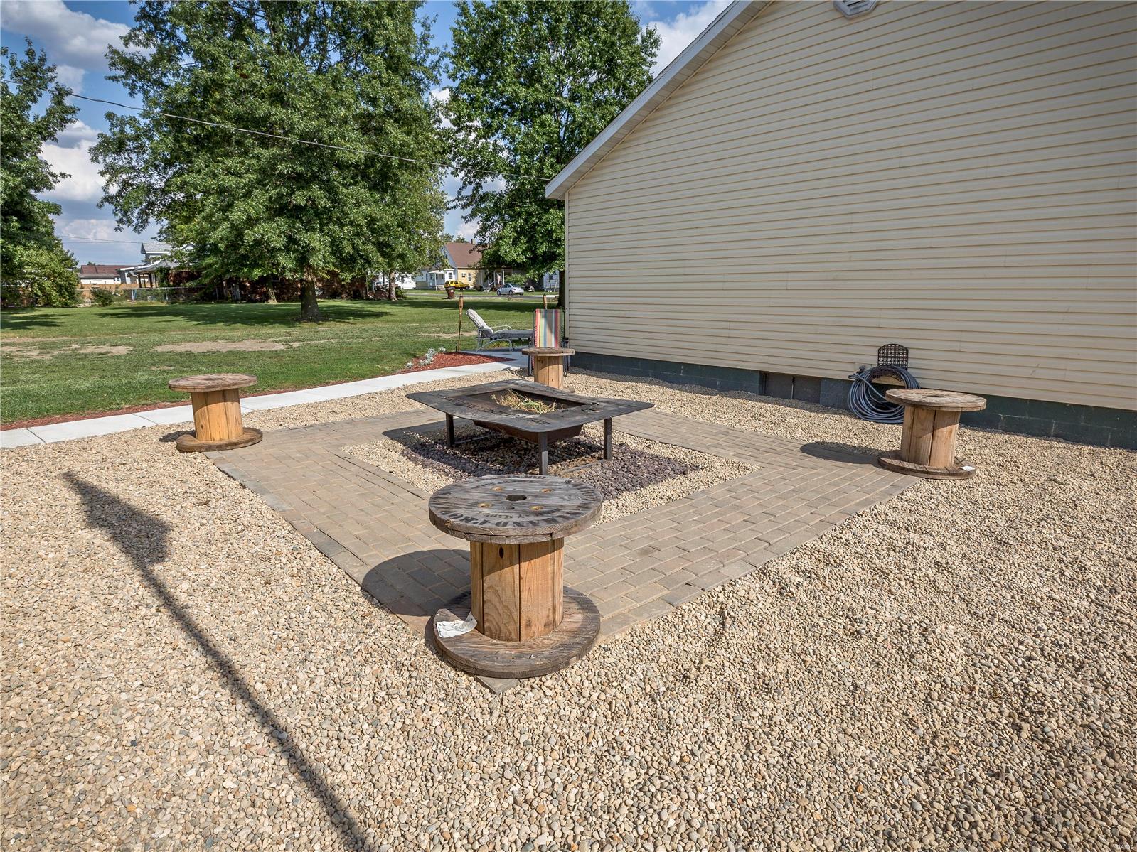 401 East Maple Street Gillespie, IL 62033 - Photo 11 of 36 Gallery Image 11