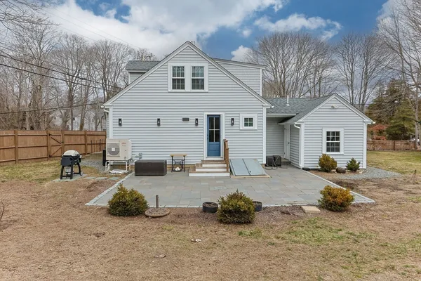 a view of a yard with a house