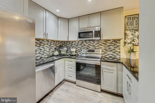 $2,500 | 3245 Rio Drive, Unit 211, Falls Church, VA 22041
