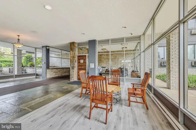 a view of livingroom with furniture