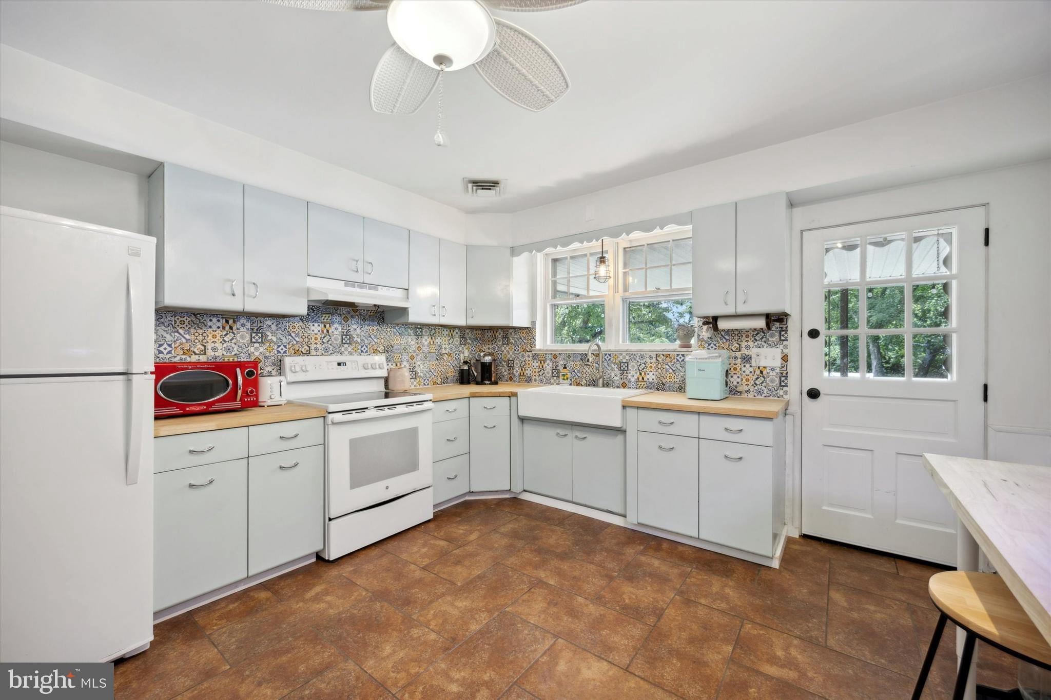 110 North State Road Springfield, PA 19064 - Photo 5 of 25 Eat-in kitchen; chef's delight!! Walk out to patio