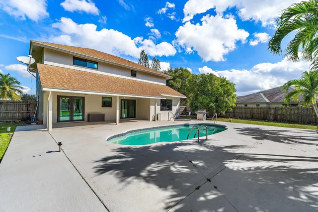 a view of yard with green space
