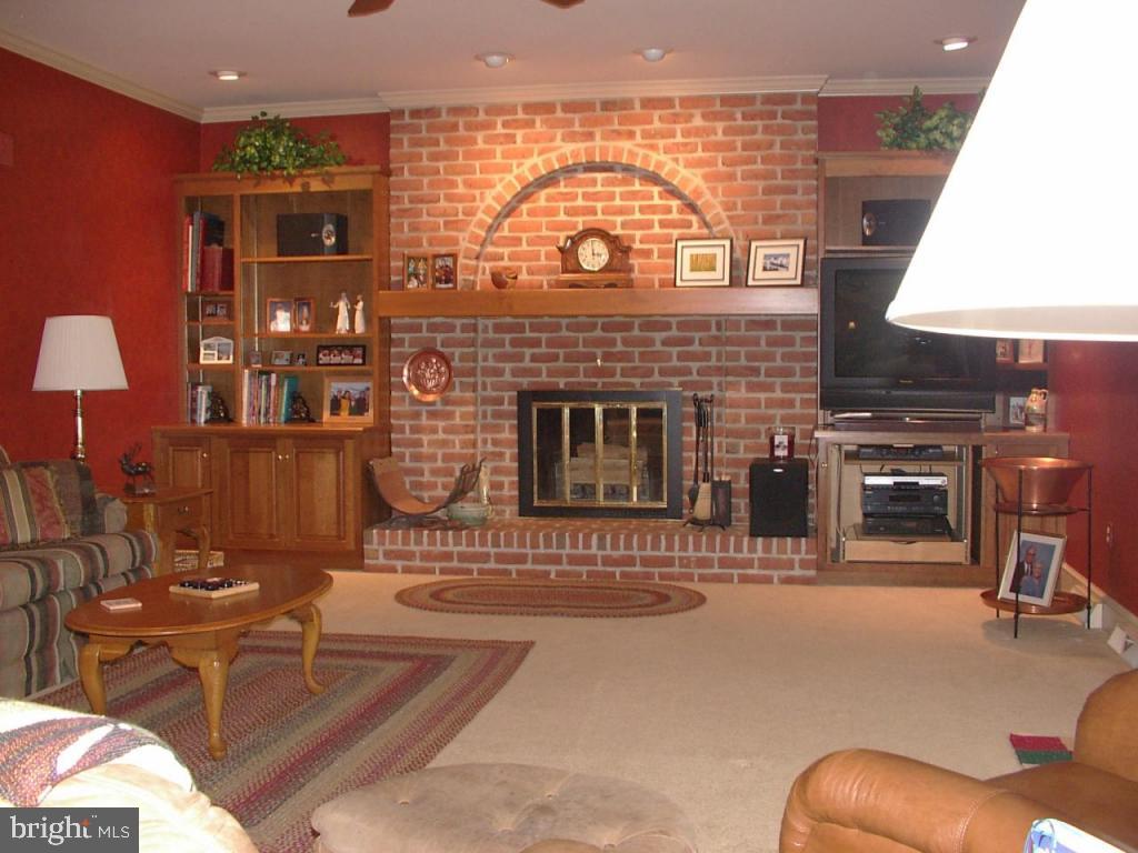 1046 Hunters Path Lancaster, PA 17601 - Photo 4 of 20 Gallery Image 4
