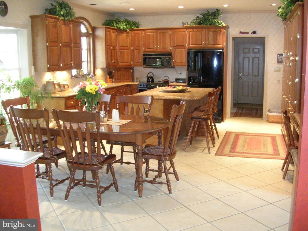 1046 Hunters Path Lancaster, PA 17601 - Photo 5 of 20 Gallery Image 5