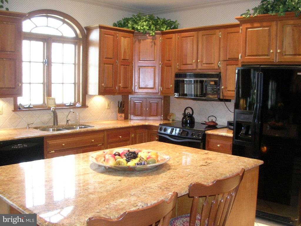 1046 Hunters Path Lancaster, PA 17601 - Photo 6 of 20 Gallery Image 6