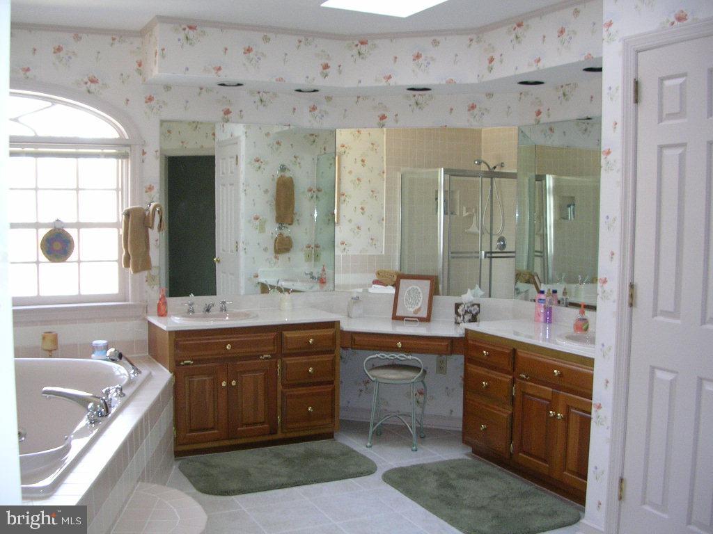 1046 Hunters Path Lancaster, PA 17601 - Photo 10 of 20 Gallery Image 10
