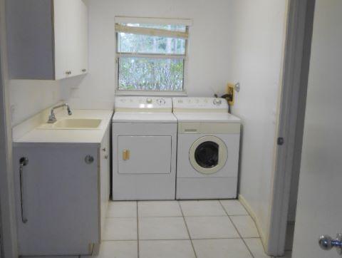 11025 Sandy Run Road Jupiter, FL 33478 - Photo 16 of 23 Laundry