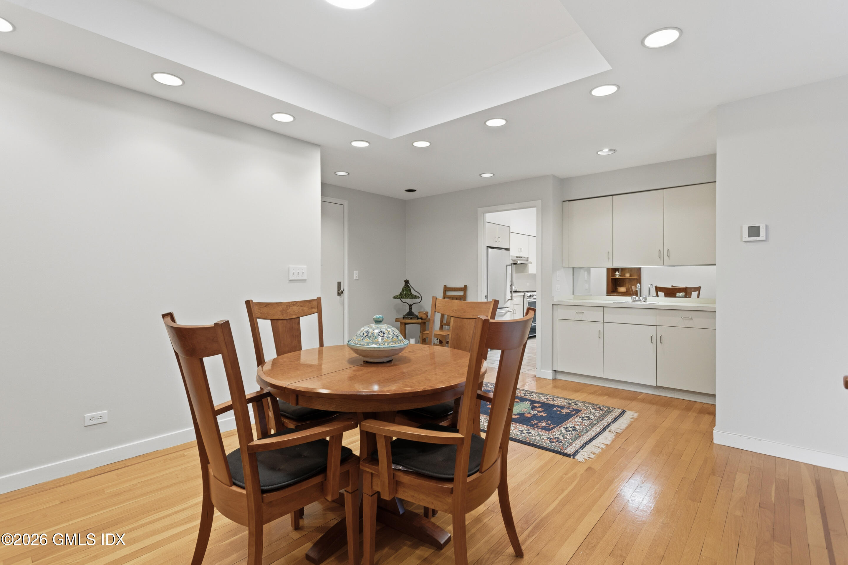 40 West Elm Street, Unit 2M Greenwich, CT 06830 - Photo 13 of 25 Dining / Wet Bar