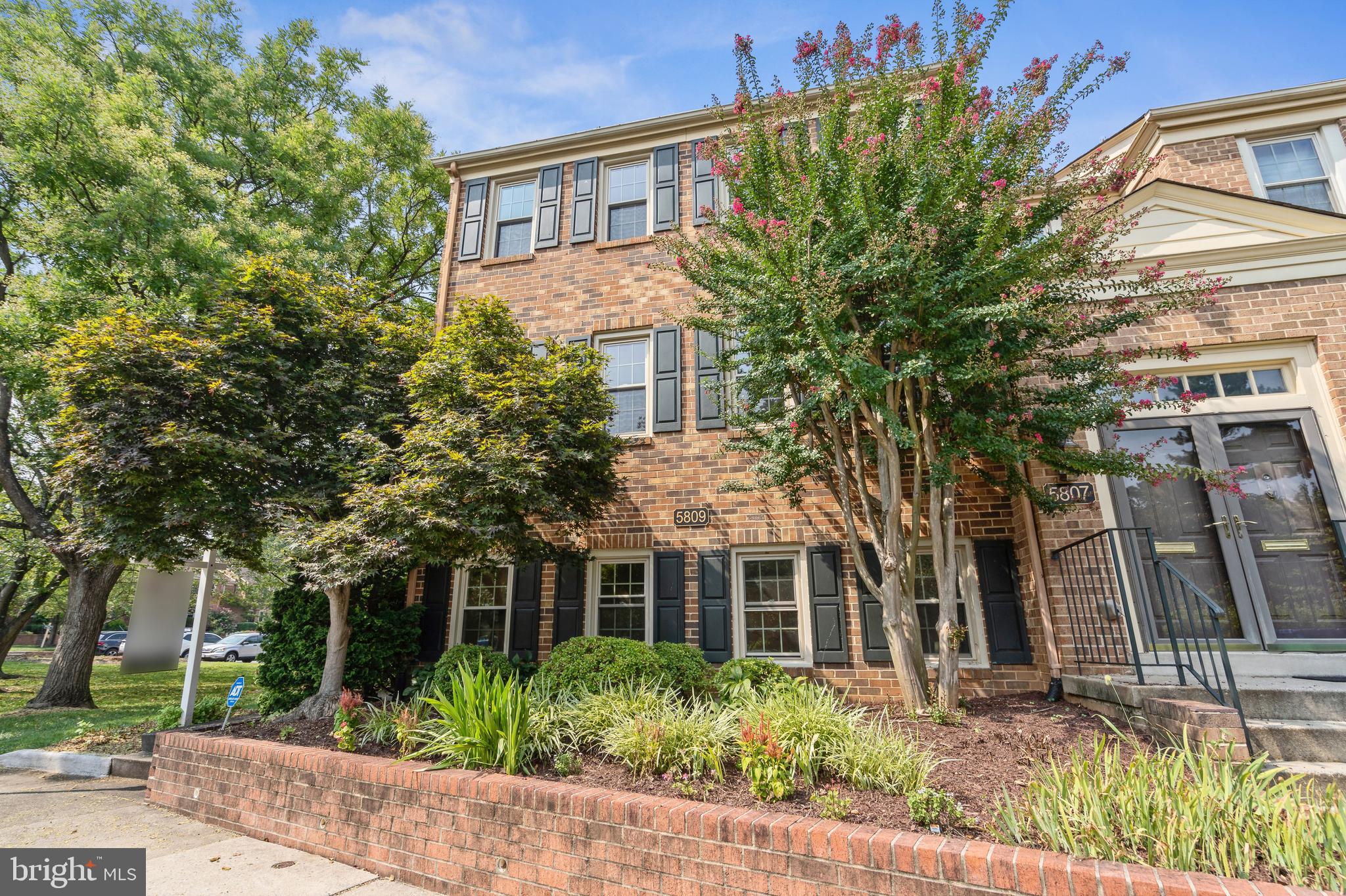 End-unit townhome with windows on 3 sides, at park