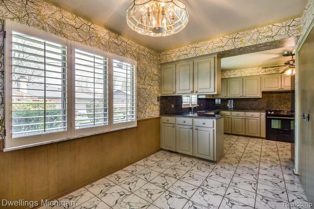 17386 Westhampton Road Southfield, MI 48075 - Photo 5 of 35 _MG_0109.jpg