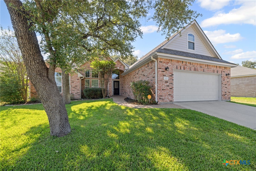 2807 Amber Forest Trail Belton, TX 76513 - Photo 6 of 40 a front view of house with yard and green space