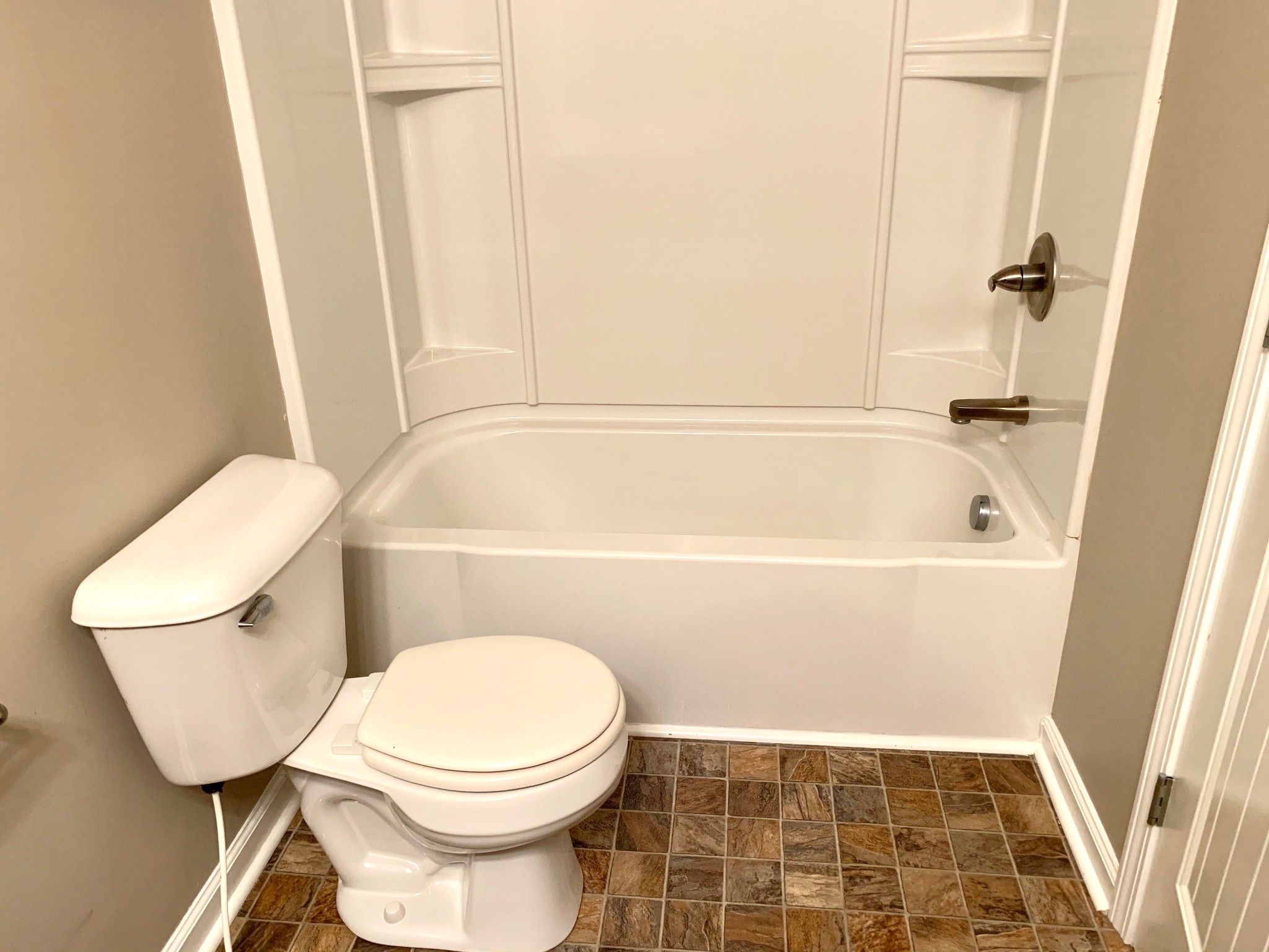 318 Sam Houston Circle Clarksville, TN 37040 - Photo 14 of 20 a bathroom with a toilet and a bathtub