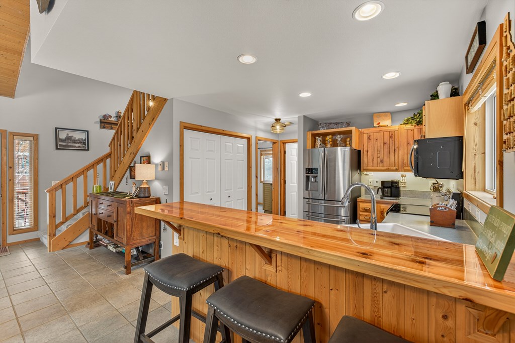 943 Cottage Court McCall, ID 83638 - Photo 14 of 34 Kitchen Bar